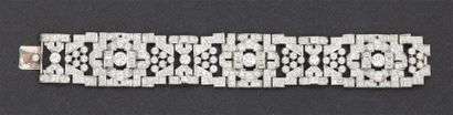 null Important bracelet en or gris ajouré à décor géométrique orné de diamants taillés...