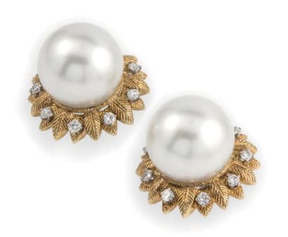 VAN CLEEF & ARPELS Boucles d'oreilles en or jaune, perles et diamants ornées chacune...