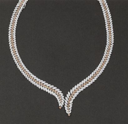 null Collier en or gris à motifs de feuillages orné d'une ligne de diamants cognac...