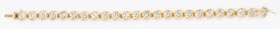 null Bracelet ligne «Tennis» en or jaune orné de vingt quatre diamants taillés en...