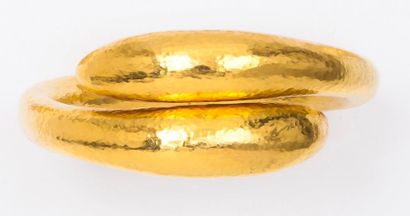 null Bracelet ouvert en or jaune martelé.
A yellow gold bracelet
P. 45,9g. g