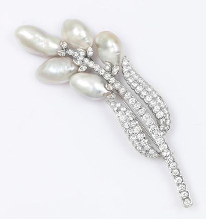 null Broche «Fleur» en or gris entièrement sertie de diamants taillés en brillant...