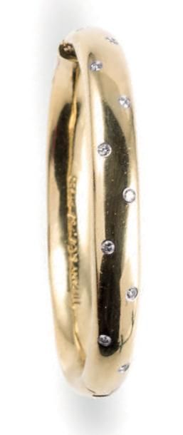 TIFFANY&Co Bracelet jonc ouvrant en or jaune et platine orné de dix diamants taillés...