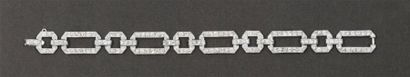 null Bracelet en platine ajouré à motifs géométriques entièrement sertis de diamants...