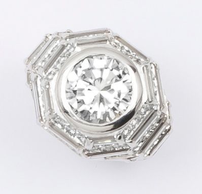 BULGARI Bague en or gris à décor géométrique ornée d'un diamant taillé en brillant,...