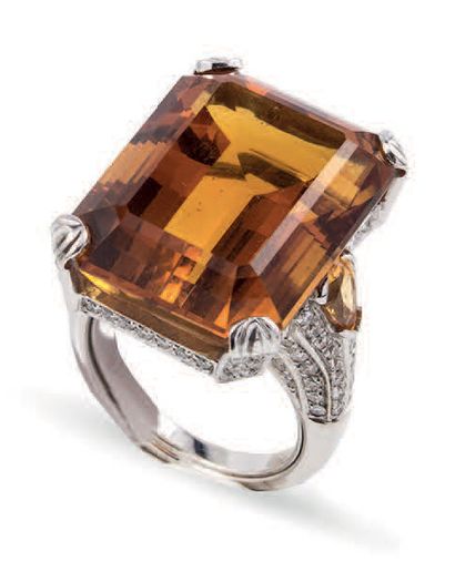 REPOSSI Importante bague en or gris ornée d'une importante citrine «madère», le panier...