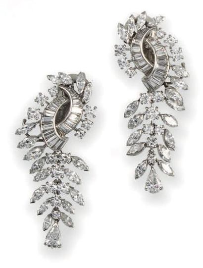 BOUCHERON Elégante paire de pendants d'oreilles «grappes» en or gris entièrement...