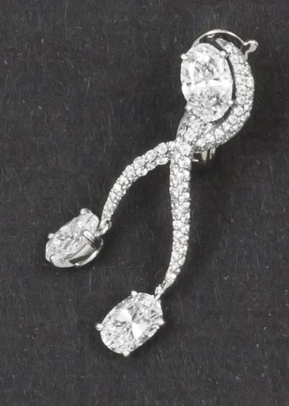 null Paire de boucles d'oreilles en platine ornées chacune de diamants taillés en...