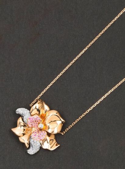 CARTIER «Orchidée»
Chaîne et pendentif en or rose orné de diamants taillés en brillant...