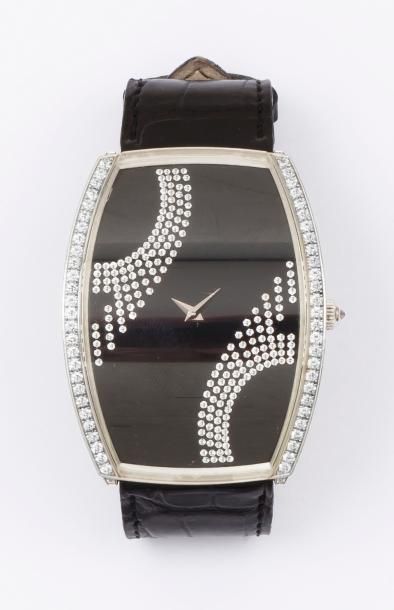 GUY ELLIA Montre bracelet en or gris.
Cadran tonneau noir orné de diamants taillés...