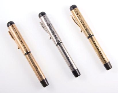 Le Grattesche Set de trois stylos bille en argente et vermeil.
Plume en or 18cts.
Poids...