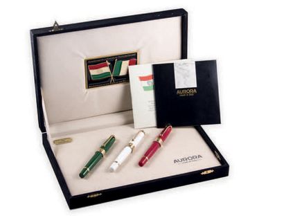 AURORA Set de trois stylos plume en laque tricolore aux couleurs du drapeau Italien.
Ecrin...