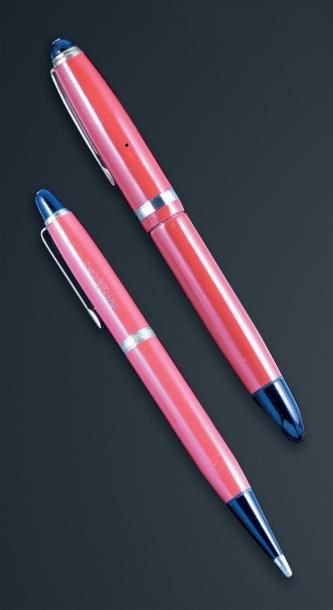 MONTBLANC «Corallo»
Parure comprenant un stylo bille et un stylo à plume des années...