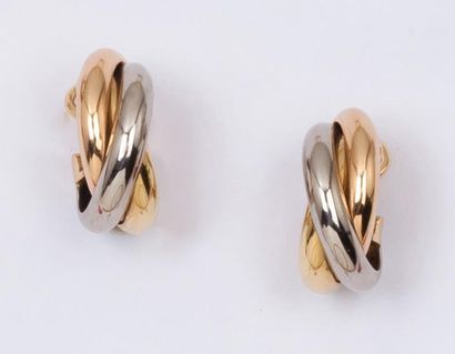 null Paire de boucles d'oreilles en or de trois couleurs.
P.11,7 g.