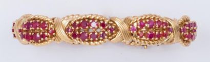 null Bracelet articulé en or jaune orné de pavages de rubis alternés de motifs c...