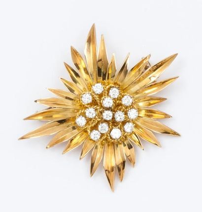 null Broche «Fleur» en or jaune ornée, au centre, de diamants taillés en brillant...