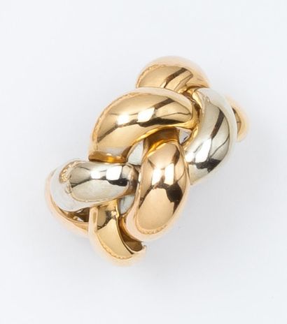 POIRAY «Tresse»
Parure en or de trois couleurs comprenant un collier, un bracelet...