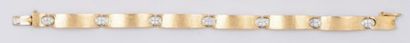 null Bracelet articulé en or jaune mat orné de pavages de diamants taillés en brillant.
Longueur:...