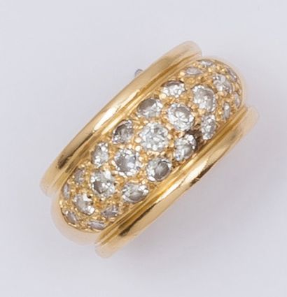 null Bague «jonc» en or jaune ornée d'un pavage de diamants taillés en brillant.
Tour...