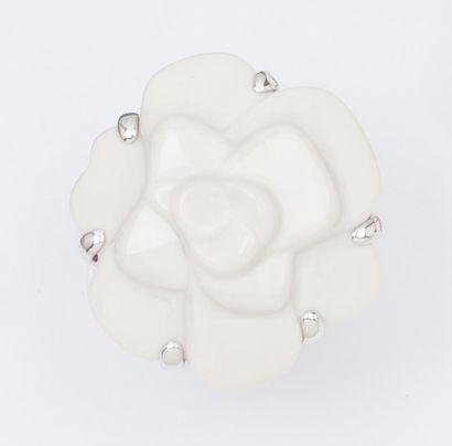 CHANEL «Camélia»
Bague en or gris et céramique blanche.
Signée Chanel.
Tour de doigt:...