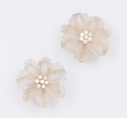 null Paire de boucles d'oreilles «Fleurs» en or jaune et or gris, les pétales en...