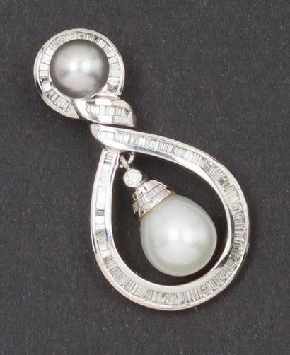 null Paire de pendants d'oreilles «Volutes» en or gris ornés chacun d'une perle de...
