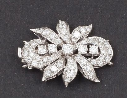 null Fermoir «Fleur» en or gris entièrement serti de diamants taillés en brillant...