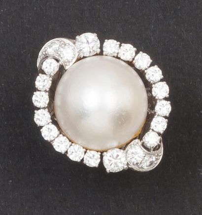 null Bague en or gris tressé ornée d'une perle Mabé entourée et épaulée de diamants...