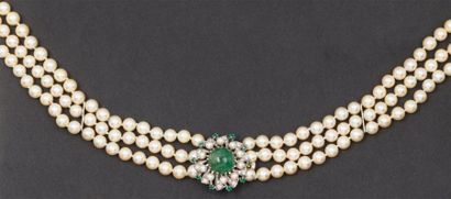 null Collier de trois rangs de perles de culture, orné d'un motif central serti d'un...