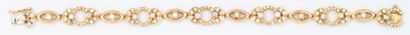 null Bracelet en or jaune ajouré à maillons géométriques sertis de diamants taillés...
