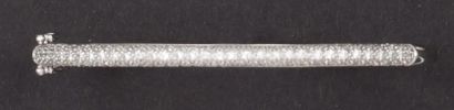 null Bracelet jonc ouvrant en or gris orné d'un pavage de diamants taillés en brillant.
P.15...