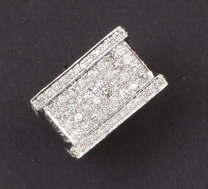 null Bague rectangulaire en or gris entièrement sertie de diamants taillés en brillant.
P.15...