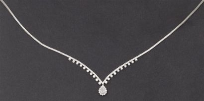 null Collier en or gris orné d'un diamant taillé en poire dans un entourage de diamants...