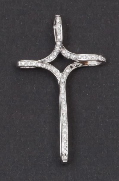 null Pendentif «Croix» en or gris orné de diamants taillés en brillant.
P.4,3 g....