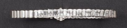 null Bracelet ligne en or gris entièrement serti de diamants taillés en brillant....