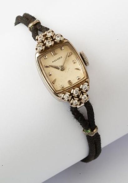 MOVADO Bracelet montre de dame en or gris 14K.
Cadran blanc, index appliqués. La...