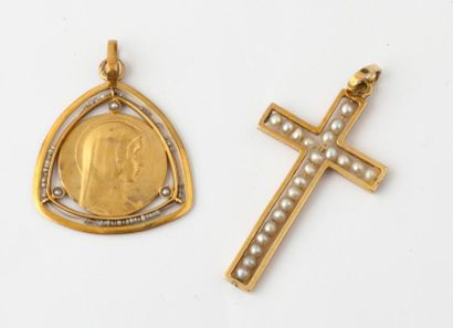 null Lot comprenant une médaille en or jaune ajouré, ciselé figurant la Sainte Vierge...