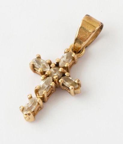 null Pendentif «Croix» en or jaune orné de pierres blanche.
P.1 g.