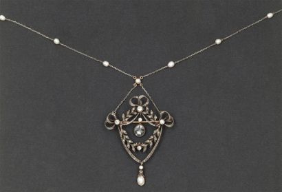 null Collier en or jaune et argent orné de perles et d'un motif central ajouré à...