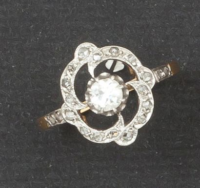 null Bague en platine et or jaune ajouré à décor de volute ornée d'un diamant de...