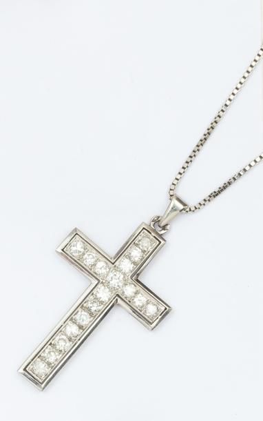 null Chaine et pendentif «Croix» en or gris orné de diamants taillés en brillant.
P.13,2...