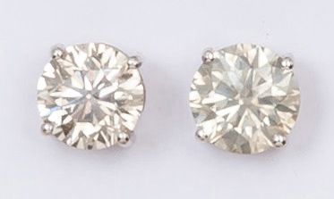 null Paire de boutons d'oreilles en or gris ornés chacun d'un diamant taillé en brillant....