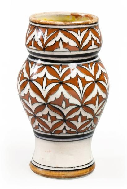 null Vase en forme de jarre en faïence à décor brun et noir, Maroc, XXe siècle Jarre...