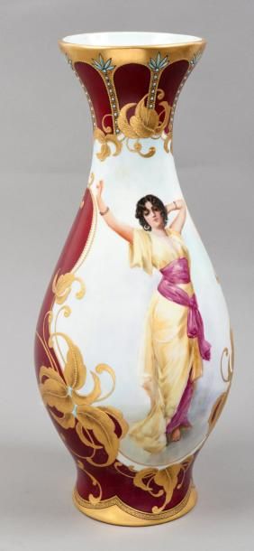 null Deux vases en porcelaine polychrome à décor de danseuses orientales dans des...