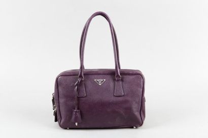 null PRADA

Sac 31cm en veau saffiano améthyste, fermeture éclair, double anse, clefs...