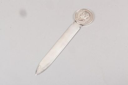 null CHRISTOFLE

Coupe papier écu " Napoléon Empereur " en métal argenté.





