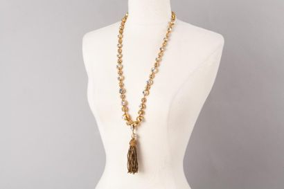null CHANEL circa 1984/1989

Sautoir composé de perles d’imitation nervurées dorées...