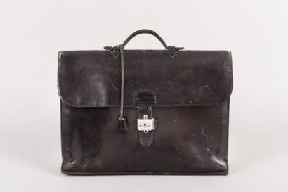 null HERMES Paris

"Sac à Dépêches" 40cm en box noir à trois soufflets, fermoir serrure...