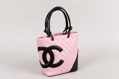 null CHANEL circa 2004

Sac "Cambon" 20cm en cuir agneau matelassé rose et cuir agneau...