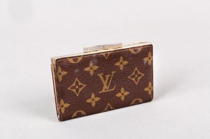 null Louis VUITTON

Porte-monnaie en toile monogram, fermeture clip sur armature...